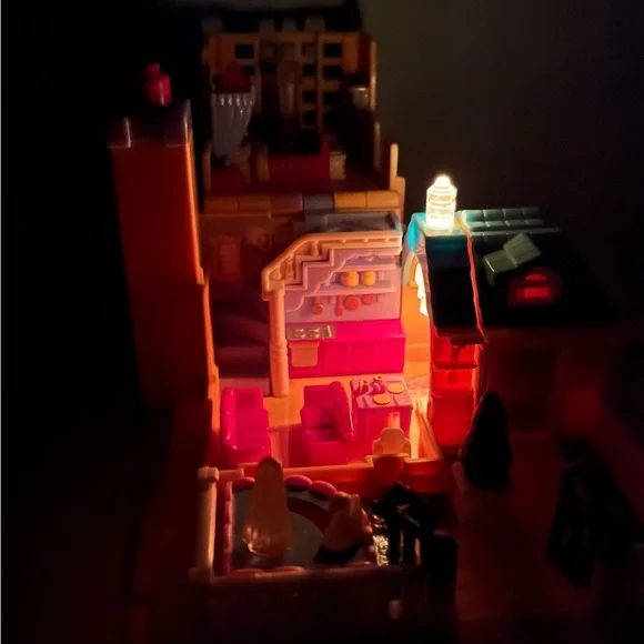 Vintage Polly Pocket 1994 Light Up Hotel with three dolls and some lights - Picture 8 of 8